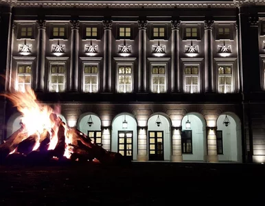 Miniatura: Ognisko przed Pałacem Prezydenckim. Duda...