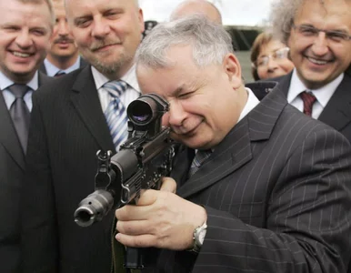 Miniatura: Jarosław Kaczyński z karabinem. Na koncie...