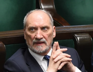 Miniatura: Jakie premie przyznał w MON Macierewicz?...