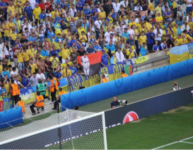 Flaga UPA z portretem Bandery na meczu Ukraina - Polska. "Co na to UEFA?"
