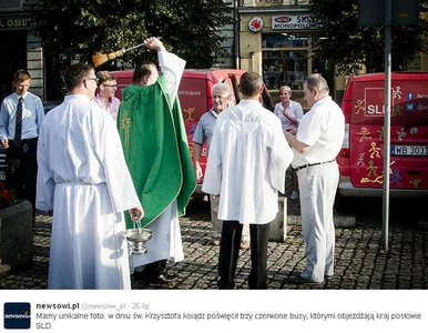 Miniatura: Ksiądz poświęcił... kampanijne busy SLD