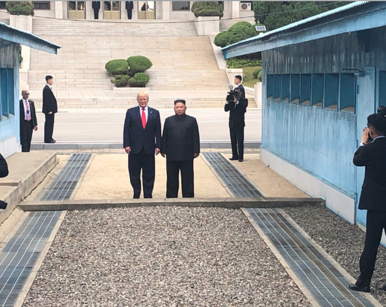 Miniatura: Donald Trump i Kim Dzong Un przekroczyli...