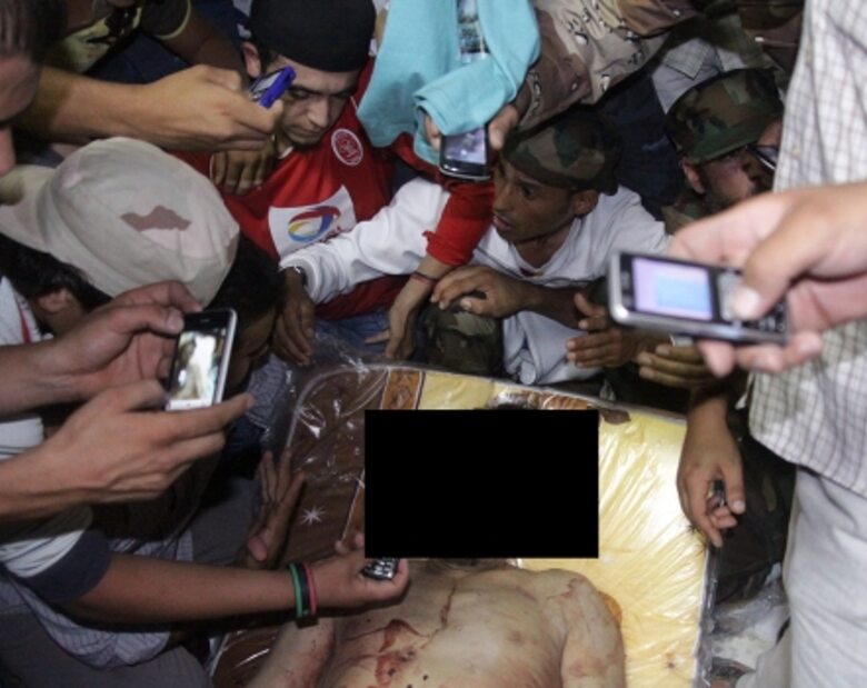 Miniatura: Ciało Kadafiego w chłodni na targu....