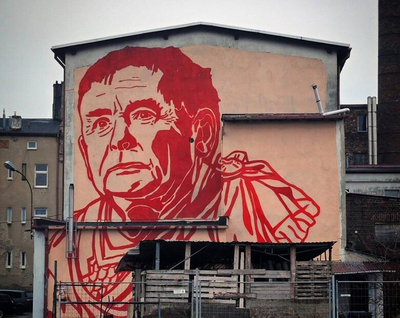 Czerwony Kaczyński w todze. Prezes PiS trafił na ścianę budynku w...