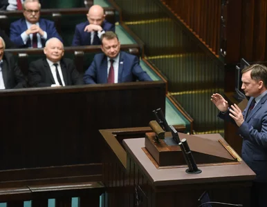 Miniatura: Sondaż: PiS wygrałoby samo. Partie Ziobry...