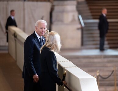 Joe Biden i pierwsza dama złożyli hołd przy trumnie Elżbiety II....