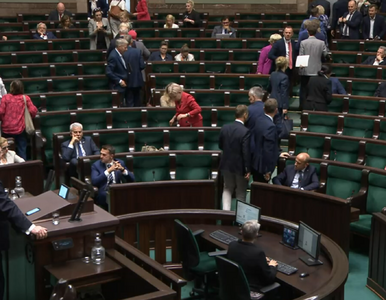 Miniatura: Posłowie opozycji na chwilę opuścili salę...