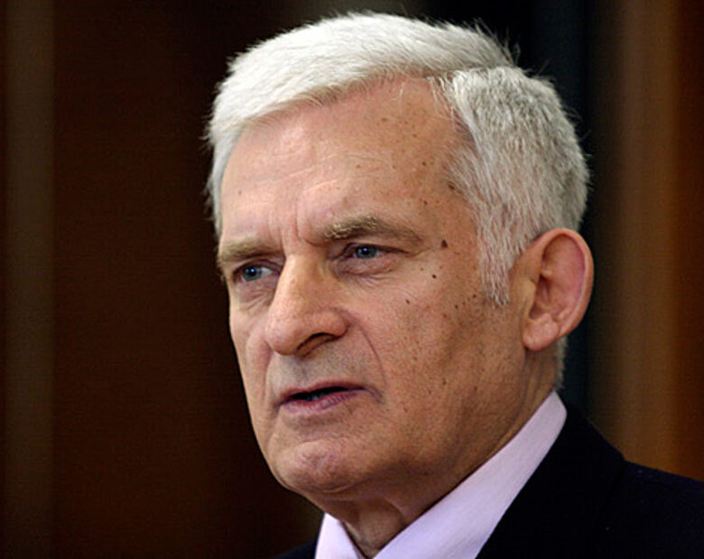 Miniatura: Buzek z uznaniem przyjął sankcje wobec Libii