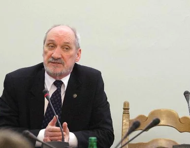 Miniatura: "Tę śmierć trzeba wyjaśnić". Macierewicz...