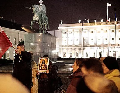 Miniatura: Już kilka tysięcy osób przed Pałacem...