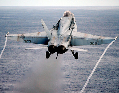 Miniatura: Libia: NATO zatapia okręty i bombarduje porty