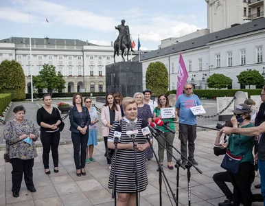 Miniatura: Mamy osób LGBT przed Pałacem Prezydenckim....