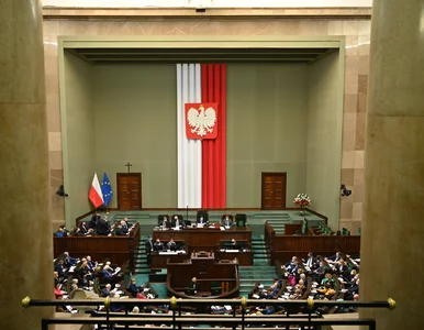 Miniatura: Sondaż. PiS jak KO, Konfederacja jak...