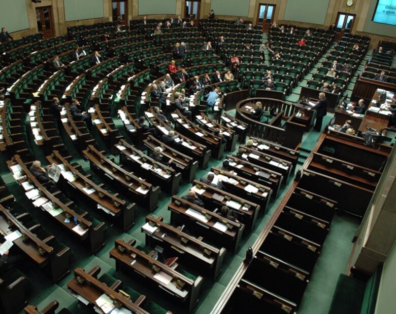 Miniatura: Sejm zajmuje się wnioskiem o Trybunał...