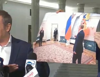 Miniatura: Donald Tusk pokazał na konferencji...