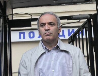 Garri Kasparow niewinny, ale... może jeszcze usłyszeć wyrok za gryzienie...