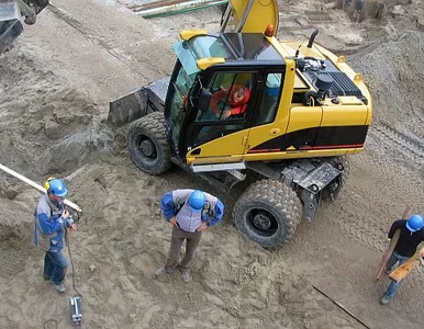 Miniatura: Ile pieniędzy wyrzucono w błoto? PiS chce...