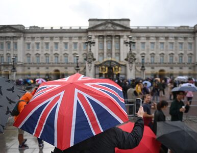 Miniatura: Tłumy przed Pałacem Buckingham żegnają...