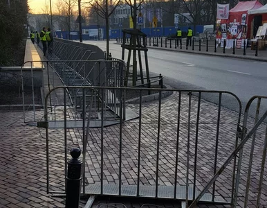 Miniatura: Policja znów odgradza Sejm. Wróciły...