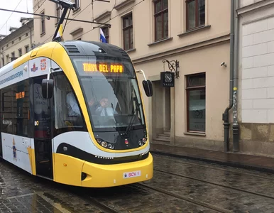 Miniatura: Tramwajem z niepełnosprawnymi. Papieża...