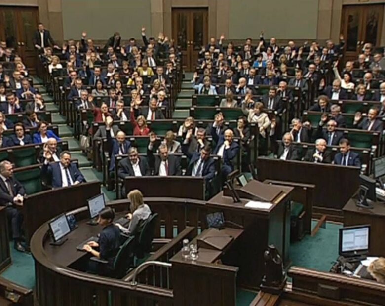 Miniatura: Sejm nocą unieważnił wybór sędziów...