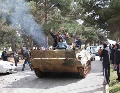 Miniatura: Libia: armia i policja opuszczają Kadafiego