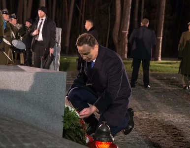 Miniatura: Andrzej Duda złożył kwiaty na mogile ofiar...