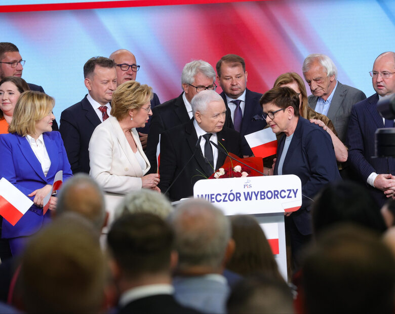 Miniatura: Kaczyński na Wawelu w otoczeniu polityków...