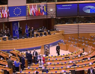 Politycy PiS ostro krytykują UE. A w Brukseli zarabiają krocie
