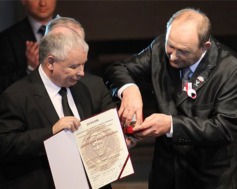 Miniatura: Kaczyński dostał medal. "Pokażę go mamie i...