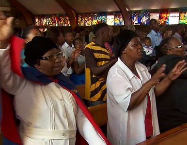 Miniatura: Mieszkańcy RPA modlą się za Nalsona Mandelę