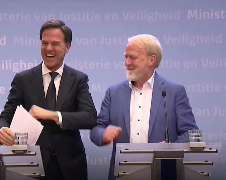 Premier Holandii na konferencji odradzał podawania ręki. Na koniec......