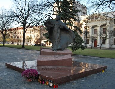 Miniatura: Zdewastowany pomnik Jana Pawła II. Policja...