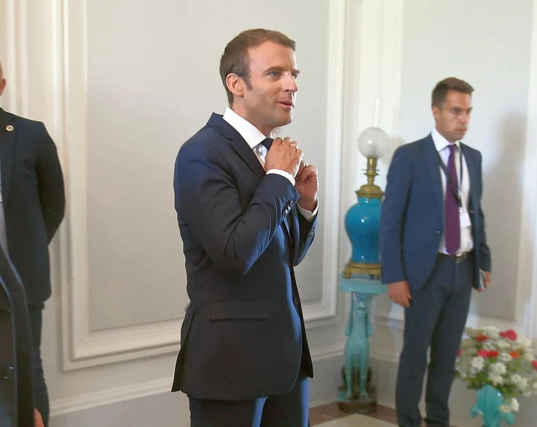 Miniatura: Macron: Polska sama się izoluje, idzie w...