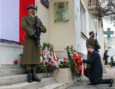 Miniatura: Prezydent i premier oddali cześć...