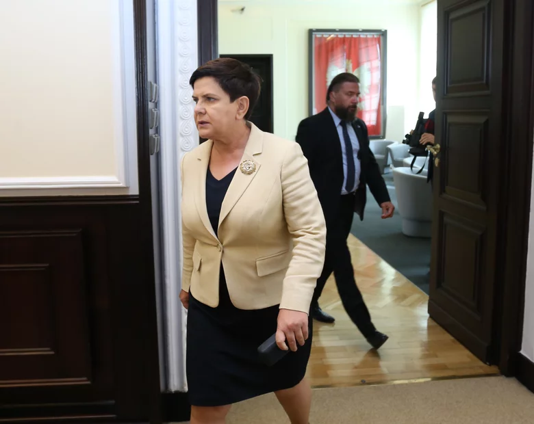 Miniatura: Premier Szydło pisze o nieistniejącym...