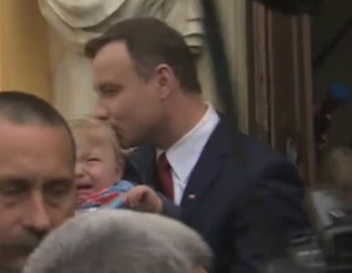 Andrzej Duda jak papież. Ucałował dziecko podane mu z tłumu