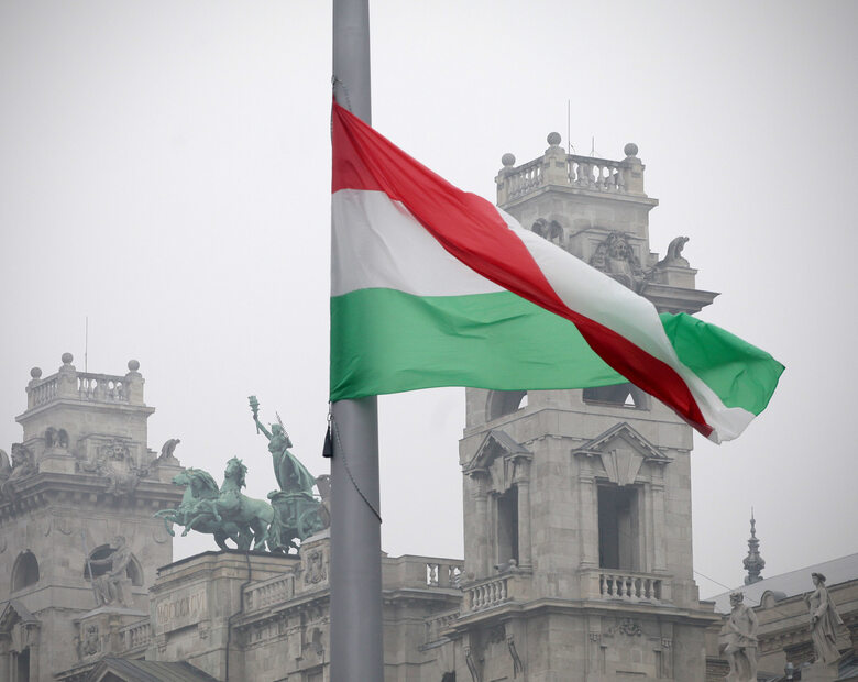 Miniatura: Węgry. Politycy opozycji wyrzuceni z...