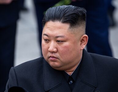 Czarne ślady na głowie Kim Dzong Una. Dyktator próbuje ukryć chorobę?