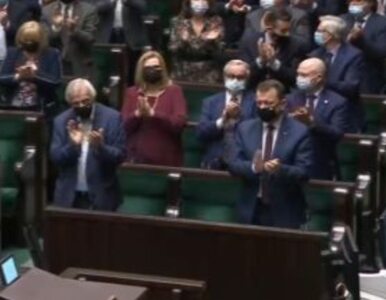 Nadzwyczajne posiedzenie Sejmu. Kaczyński nieobecny, premier od razu...