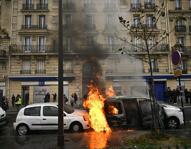 Miniatura: W Paryżu znów zapłonęły samochody. „Żółte...
