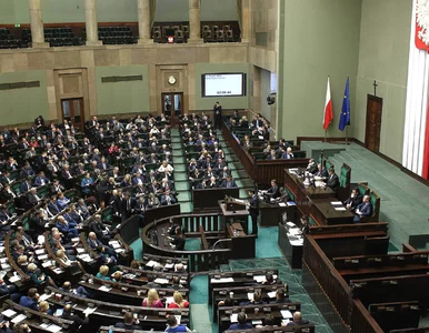 Miniatura: Sondaż. PiS z większością. Sejm z...