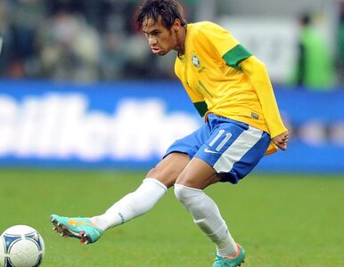 Miniatura: Neymar strzela karnego - piłka szybuje 15...