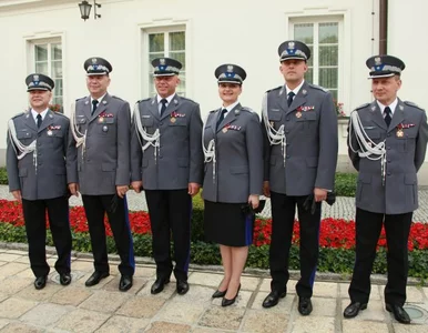 Miniatura: Prezydent wręczył awanse oficerom policji....