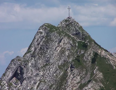 Miniatura: Krzyż na Giewoncie z tęczową flagą....