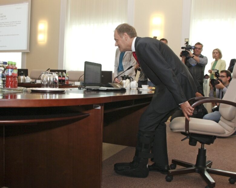 Miniatura: Rząd obraduje, Tusk leczy nogę?