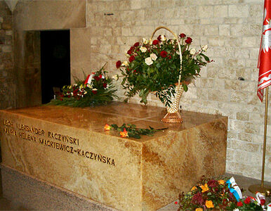 Miniatura: Kaczyński w urodziny złożył kwiaty na Wawelu
