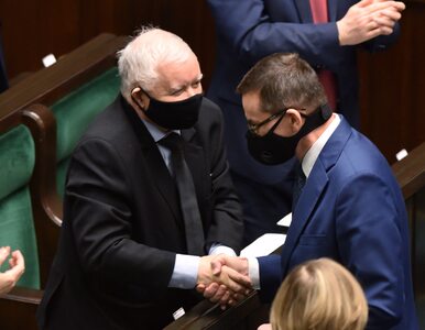 „Twardy” PiS mimo niechęci poparł Morawieckiego. „Kaczyński kazał...