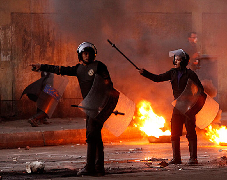 Miniatura: Demonstranci podpalili budynek rządowy w...